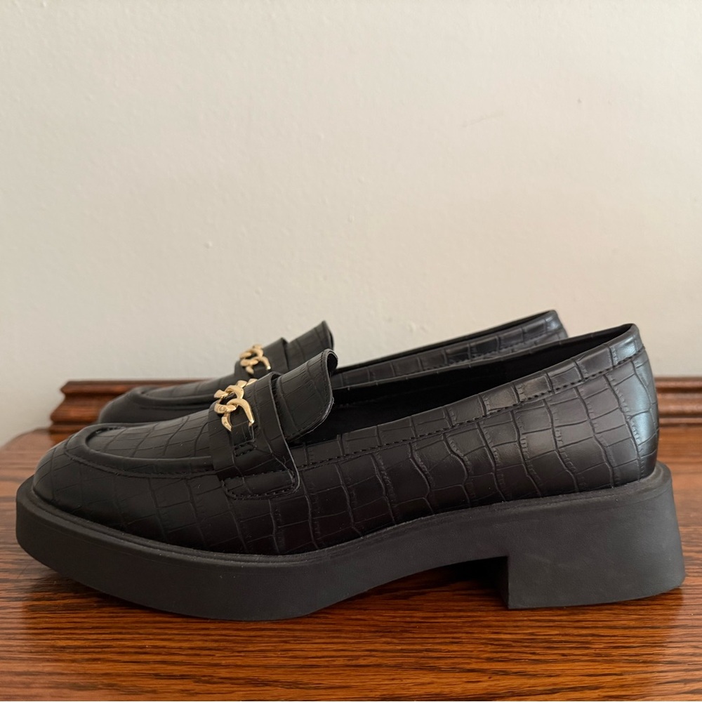 Kenneth Cole Reaction Women Black Sienna Lug Gold Chain Loafer